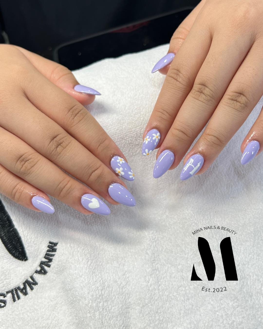 Lila Nails mit Design