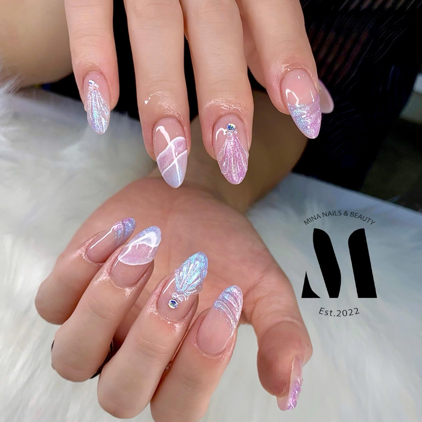 Nude Nails mit feinen weissen Linien