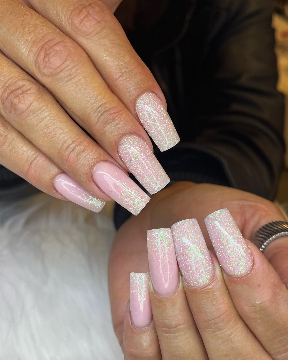 Rosa Glitzer-Nails auf weissem Fell