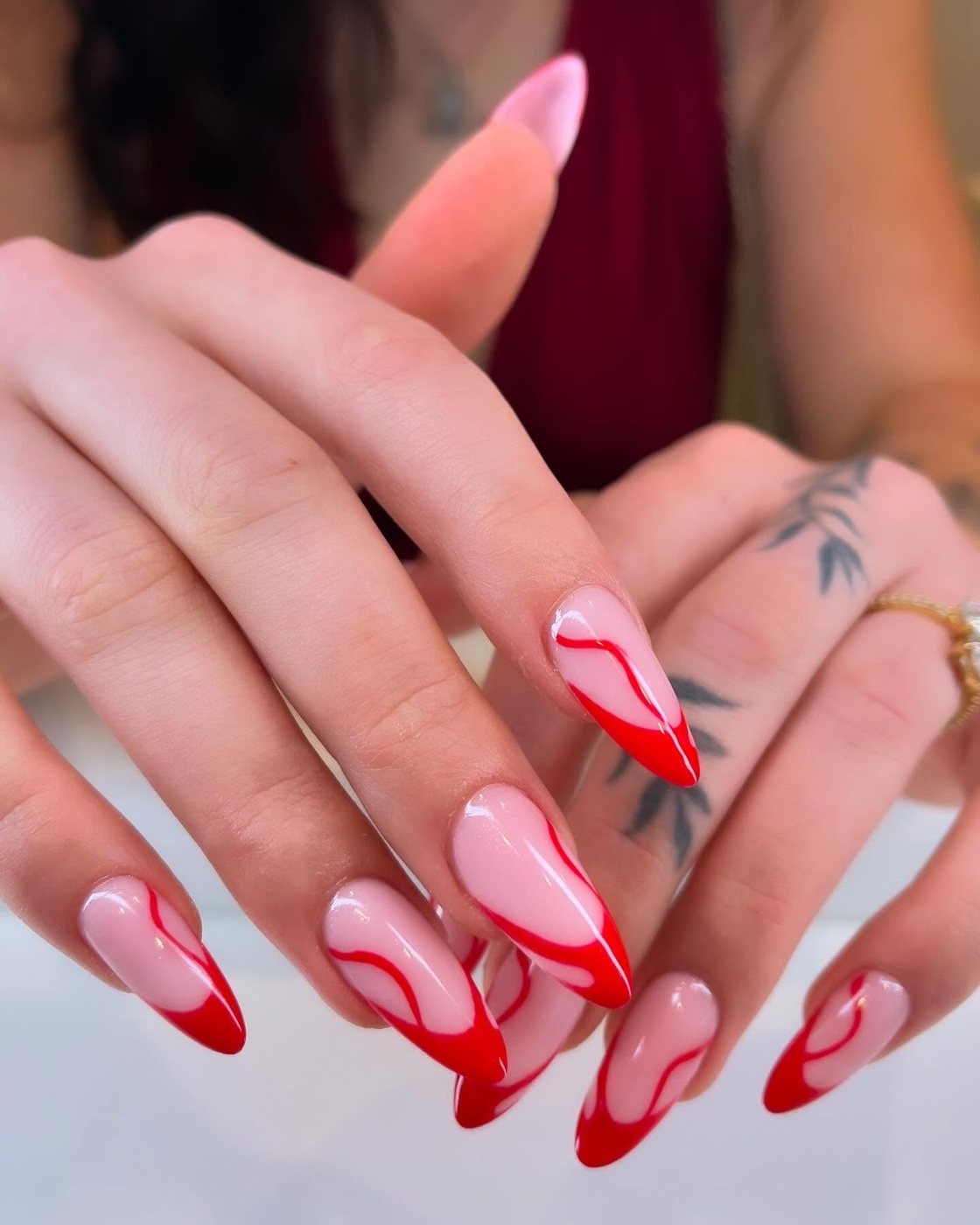 Nude Nails mit roten Swirls