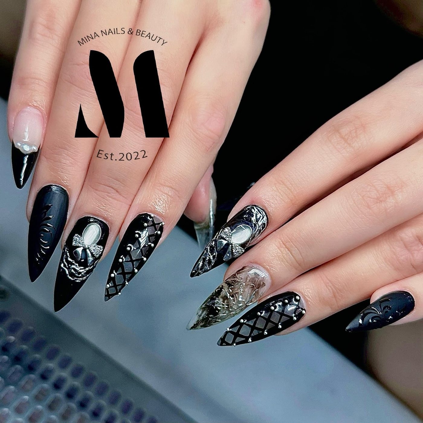 Schwarze Nails mit Design