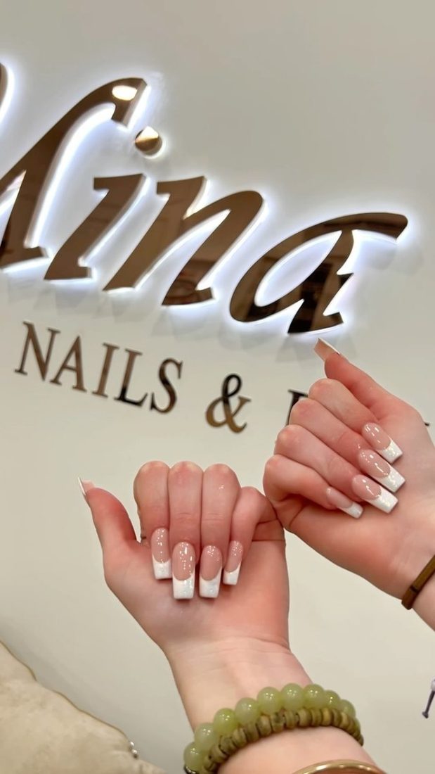 Leuchtschrift Mina Nails im Studio